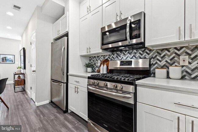 Building Photo - 522 Hobart Pl NW