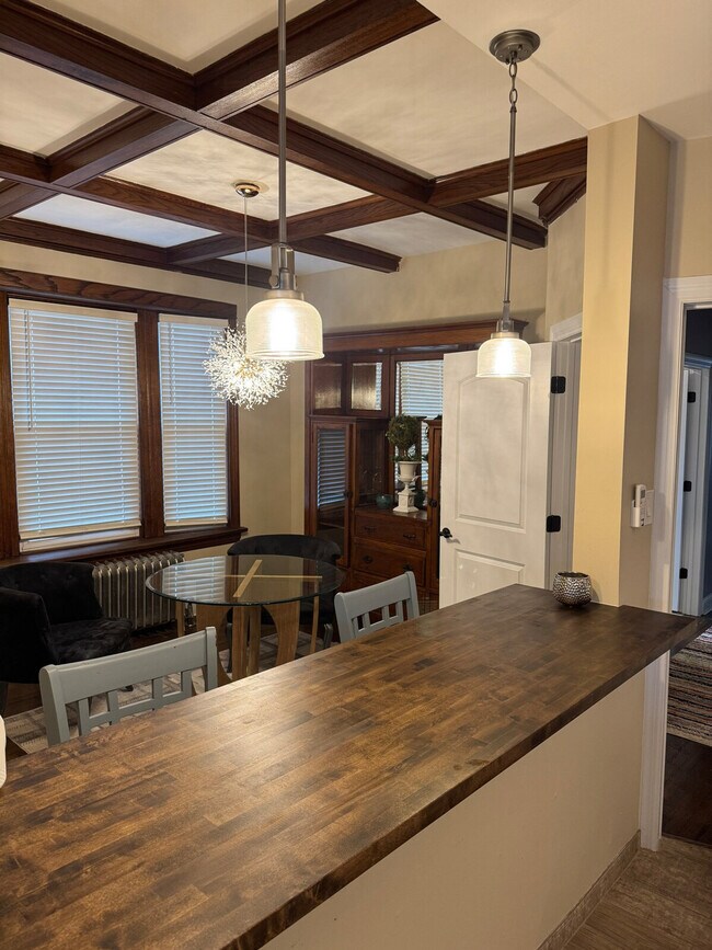 Building Photo - 1506 W Thome Ave