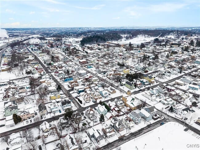 Building Photo - 200 Center St