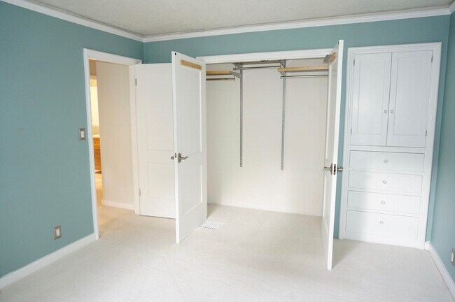 Building Photo - Gorgeous Dream Home in the Southwest Hills! Your Pacific Northwest Oasis Awaits!