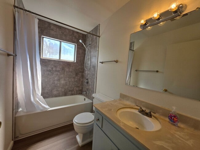 Building Photo - 3-bedroom single story in east Modesto nei...