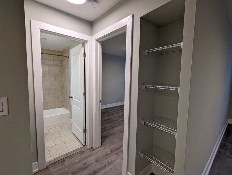 Building Photo - 456 W Barry Ave