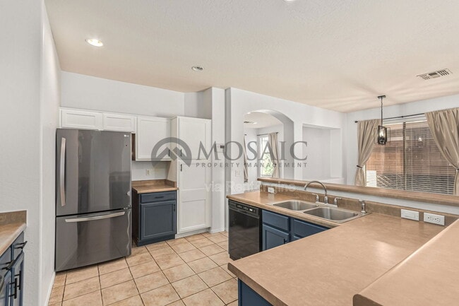 Building Photo - 105 E Piccolo Ct