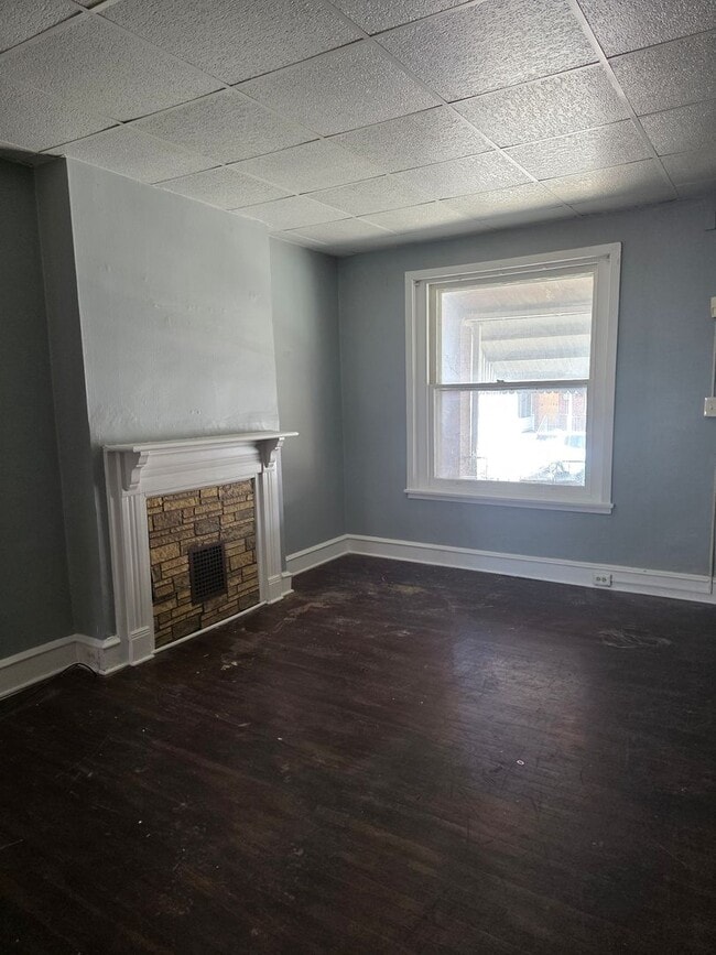 Building Photo - City Living