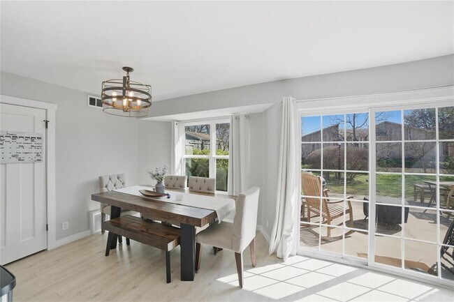 Building Photo - 1315 Quail Park Dr