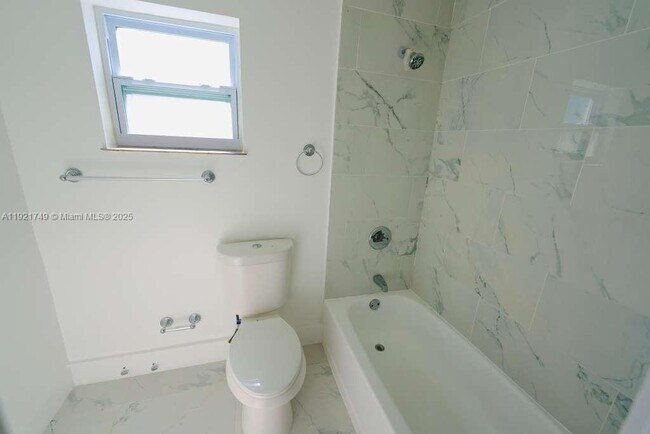 Building Photo - 11316 Peachtree Dr