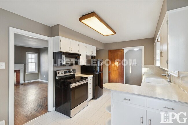 Building Photo - 4336 Lyman Ave