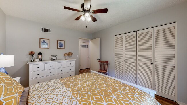 Building Photo - 5 Dorchester Ct