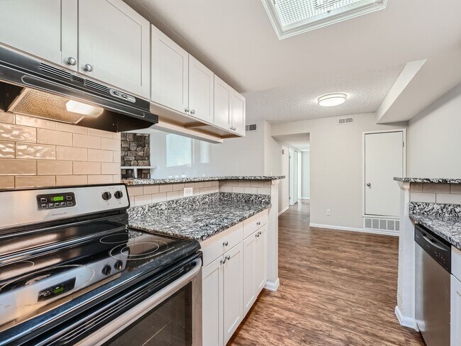 Building Photo - 2 Bed, 2 Bath Condo in Aurora!