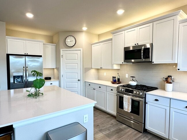 Building Photo - Stunning Stewart Crossing Home!