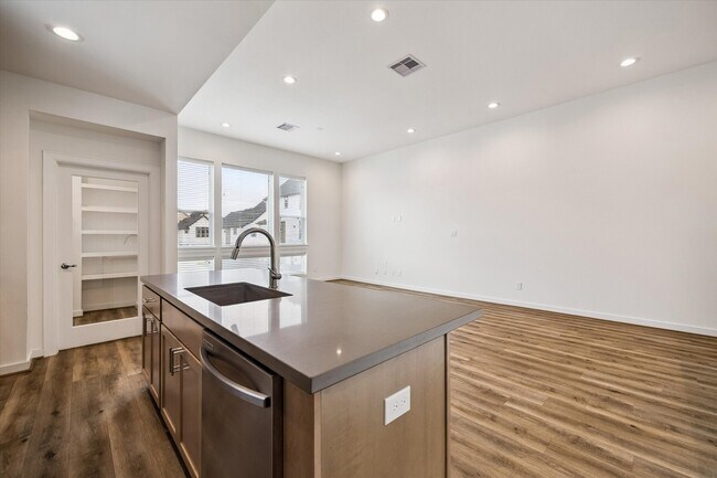 Building Photo - 1117 Highland Square Ln