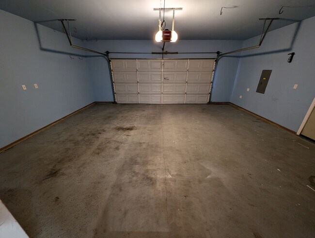 Building Photo - Corner lot 3 bed, 2.5 bath DuPont home!