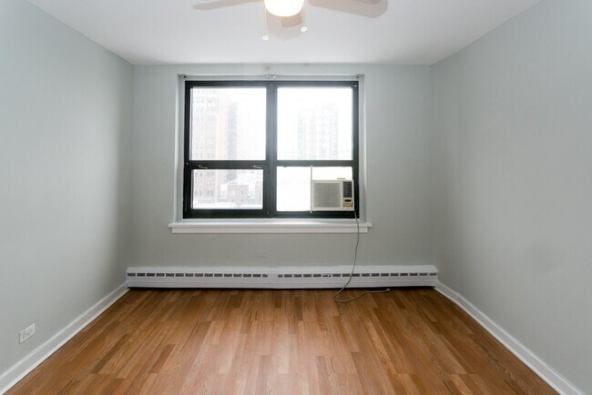 Building Photo - 448 W Wellington Ave