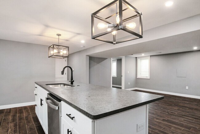 Building Photo - 1801 Elaine Dr