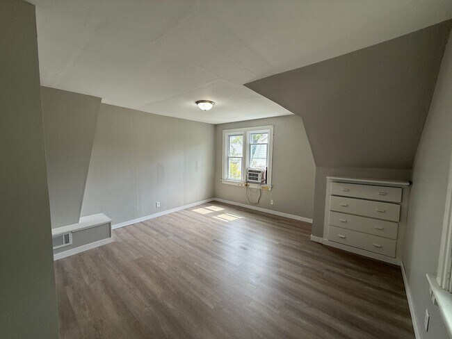 Building Photo - Spacious 4-Bedroom Home Close to Campus