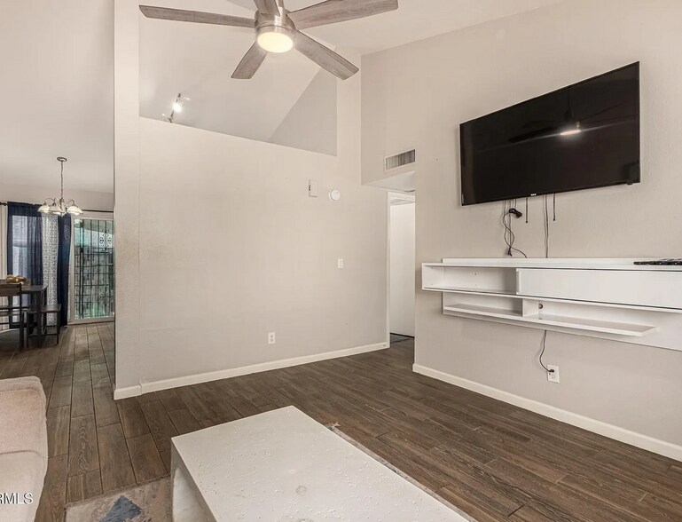 Building Photo - 5960 W Oregon Ave