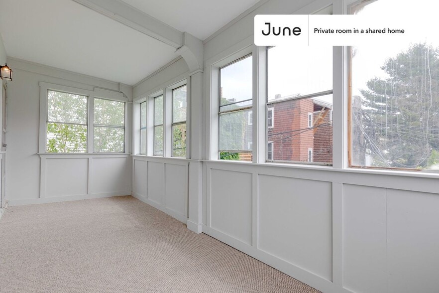 Building Photo - Room in Shared 4 bed/1.5 bath home in South Boston