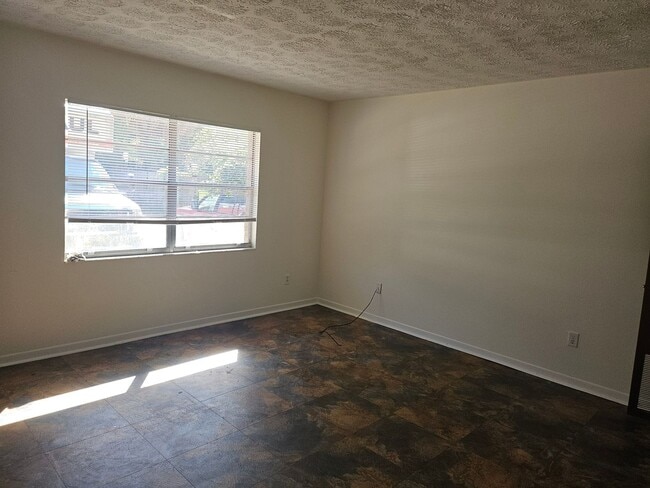 Building Photo - $1200 - 2/1.5 - Fresh Unfurnished - Arling...
