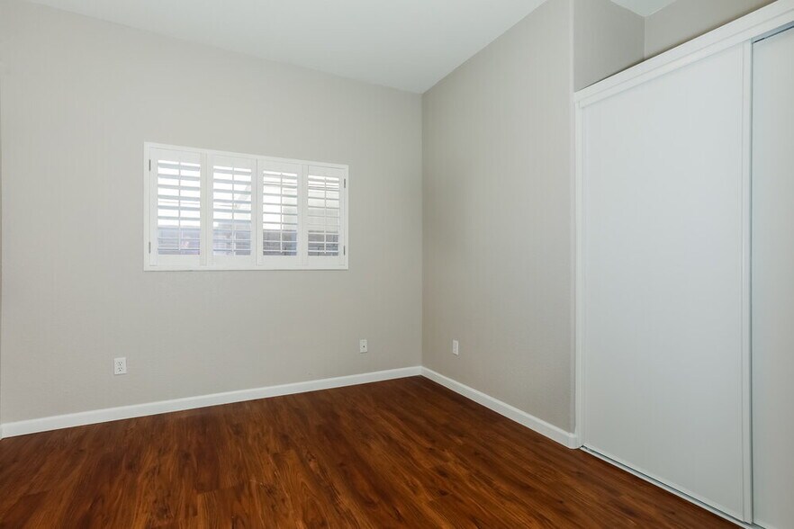 Building Photo - 2837 W San Carlos Ln