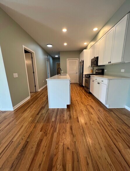 Building Photo - 912 W Chicago Ave