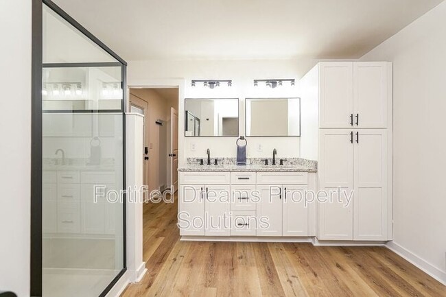 Building Photo - 2422 Queen St