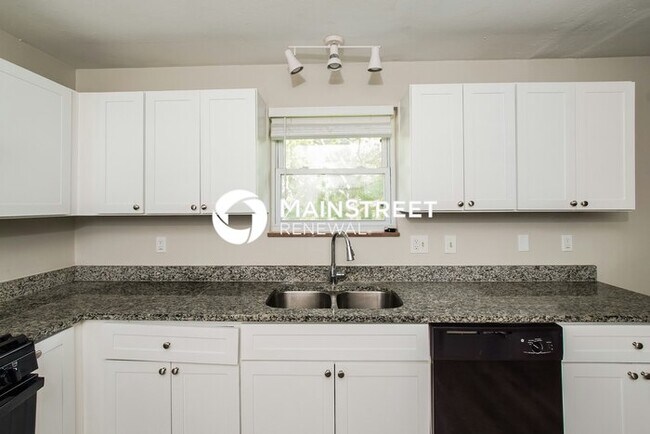 Building Photo - 3 Bedroom Pet-Friendly Home in KNOXVILLE, TN with Main Street Renewal