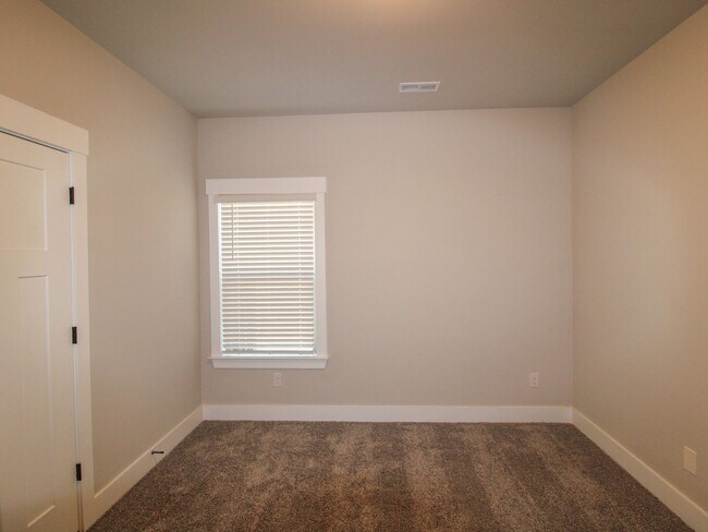 Building Photo - LIKE NEW Home in Natures Cove West in Athe...