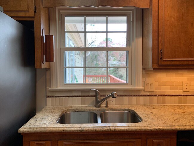 Building Photo - Spacious 4 Bed | 3 Bath Split Level Home i...