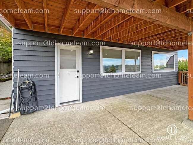 Building Photo - Bottom Unit Duplex with Private Patio and ...