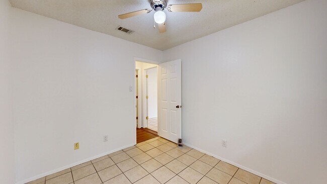 Building Photo - 2208 Cooke Dr