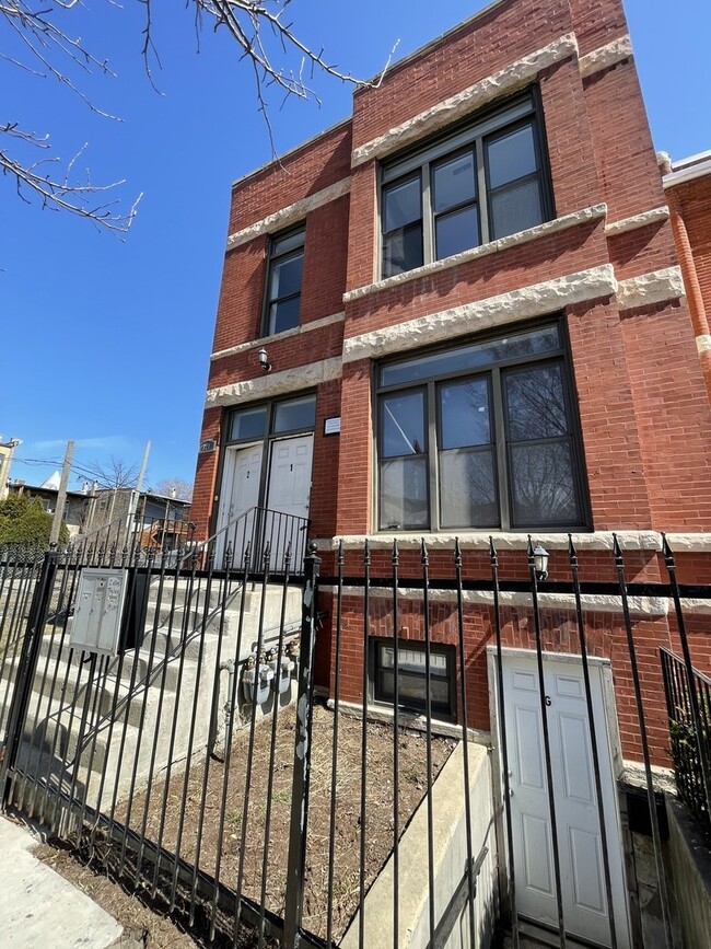 Primary Photo - 321 S Whipple St