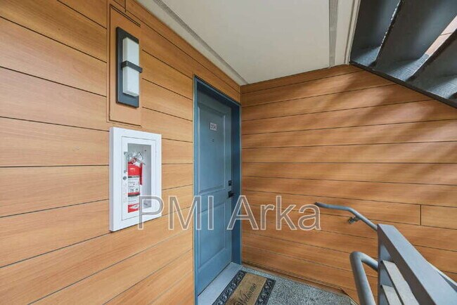 Building Photo - 12107 NE Bel Red Rd