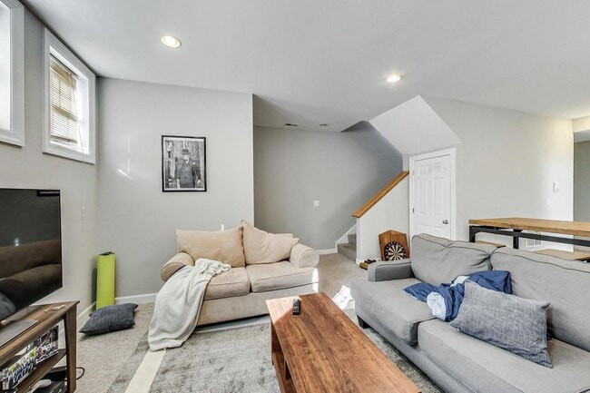 Building Photo - 1330 W Fletcher St