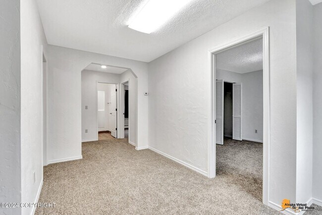 Building Photo - The Single-Family Alternative: 4BD/2BA Triplex Unit with Modern Comforts
