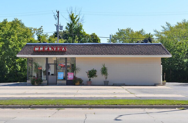 Building Photo - 3900 N Main St
