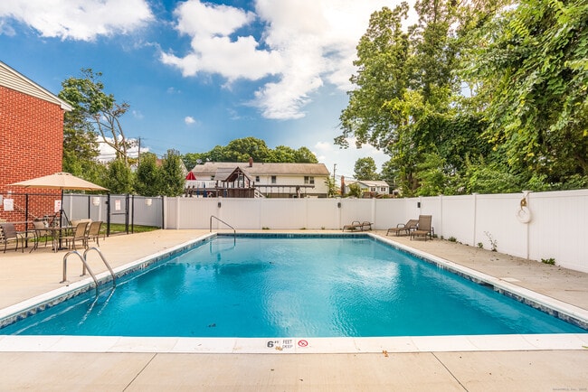 Building Photo - 50 Greenhouse Rd