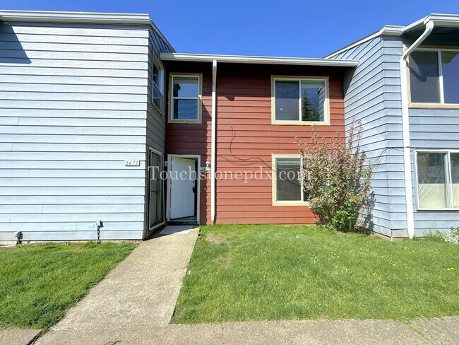 Building Photo - 1 MONTH RENT FREE! Updated 3 BR Apartment with Patio in Portland