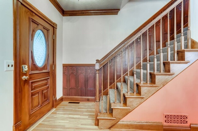Building Photo - 490 Laurel Ave