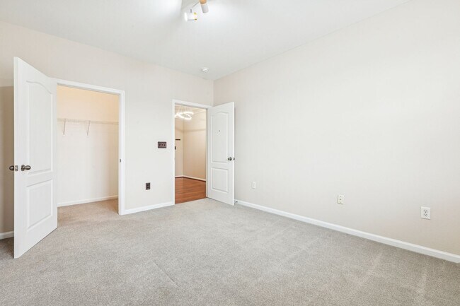 Building Photo - Riverside  Condo-RARE-Ready Now