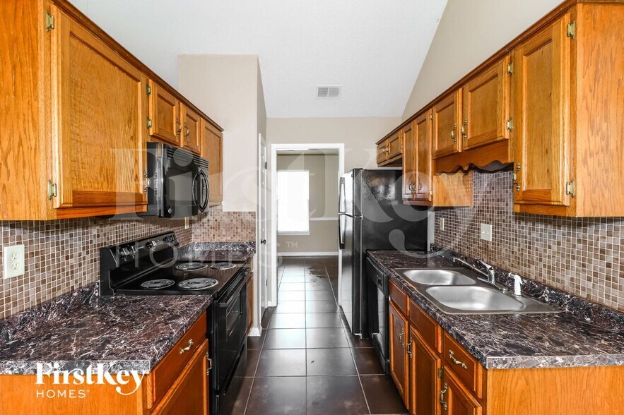 Building Photo - 5672 Riverhead Ave