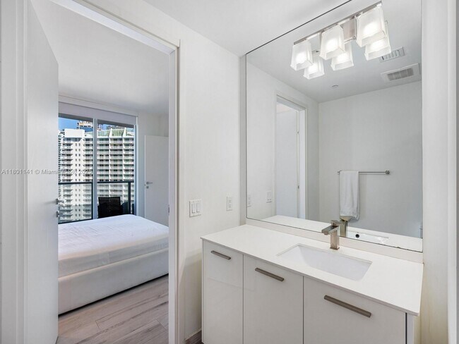 Building Photo - 1300 Brickell Bay Dr