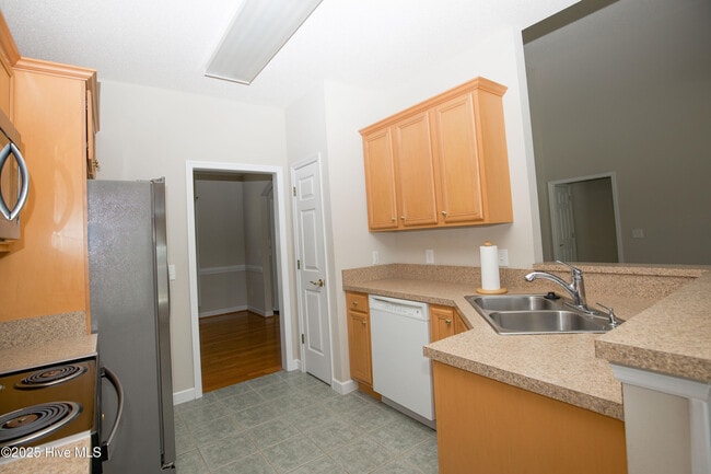 Building Photo - 102 Newington Way