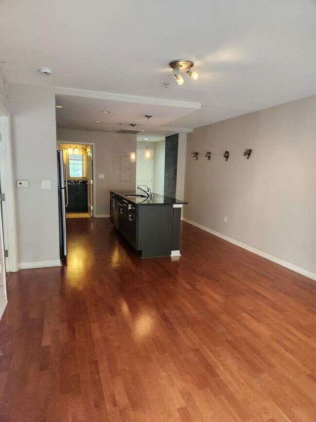 Building Photo - Spacious two bedroom two full bath in the heart of downtown!! AVAIL NOW!