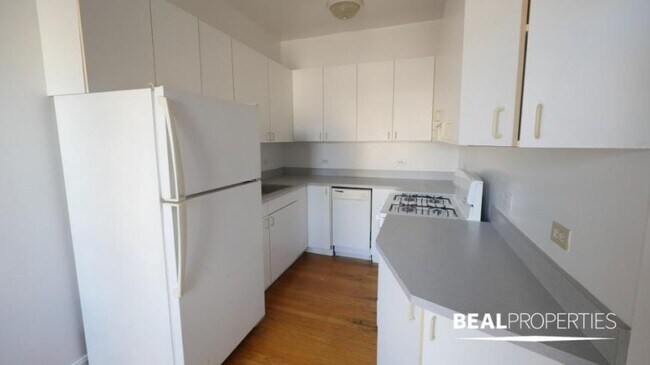 Building Photo - 1 bedroom in CHICAGO IL 60613