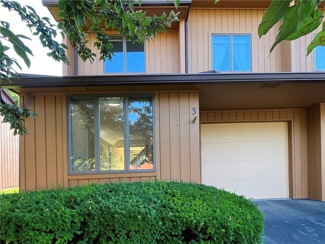 Building Photo - 3 Treetop Dr