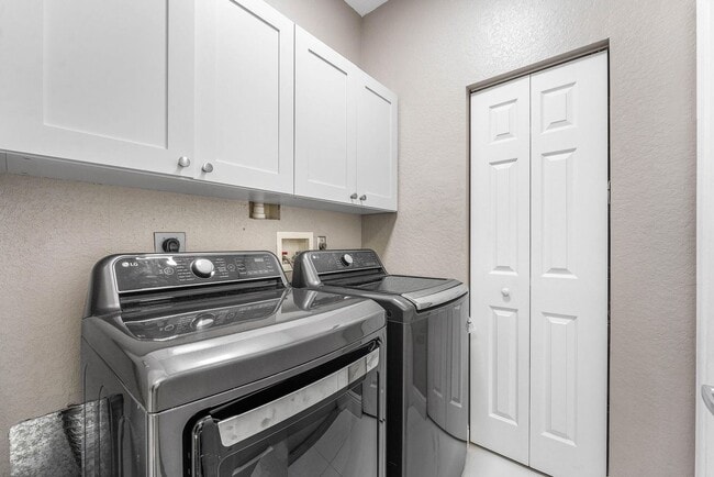 Building Photo - 121 Palm Cir