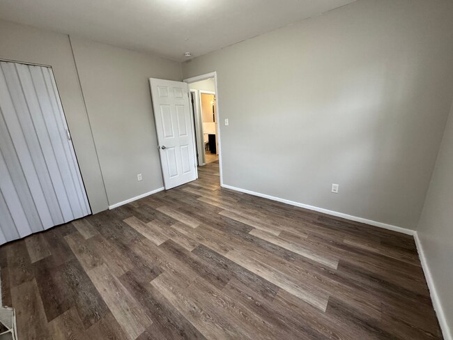 Building Photo - Cozy 3 Bed, 1 Bath Home with Main Floor La...