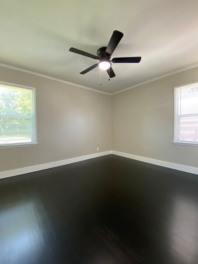 Building Photo - 2335 S Garth Ave