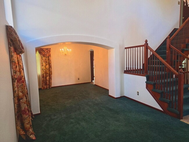 Building Photo - 5 Bedroom/ 4 Bath Two-Story in Governors Place