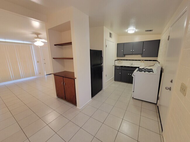 Building Photo - 3423 E Flower St